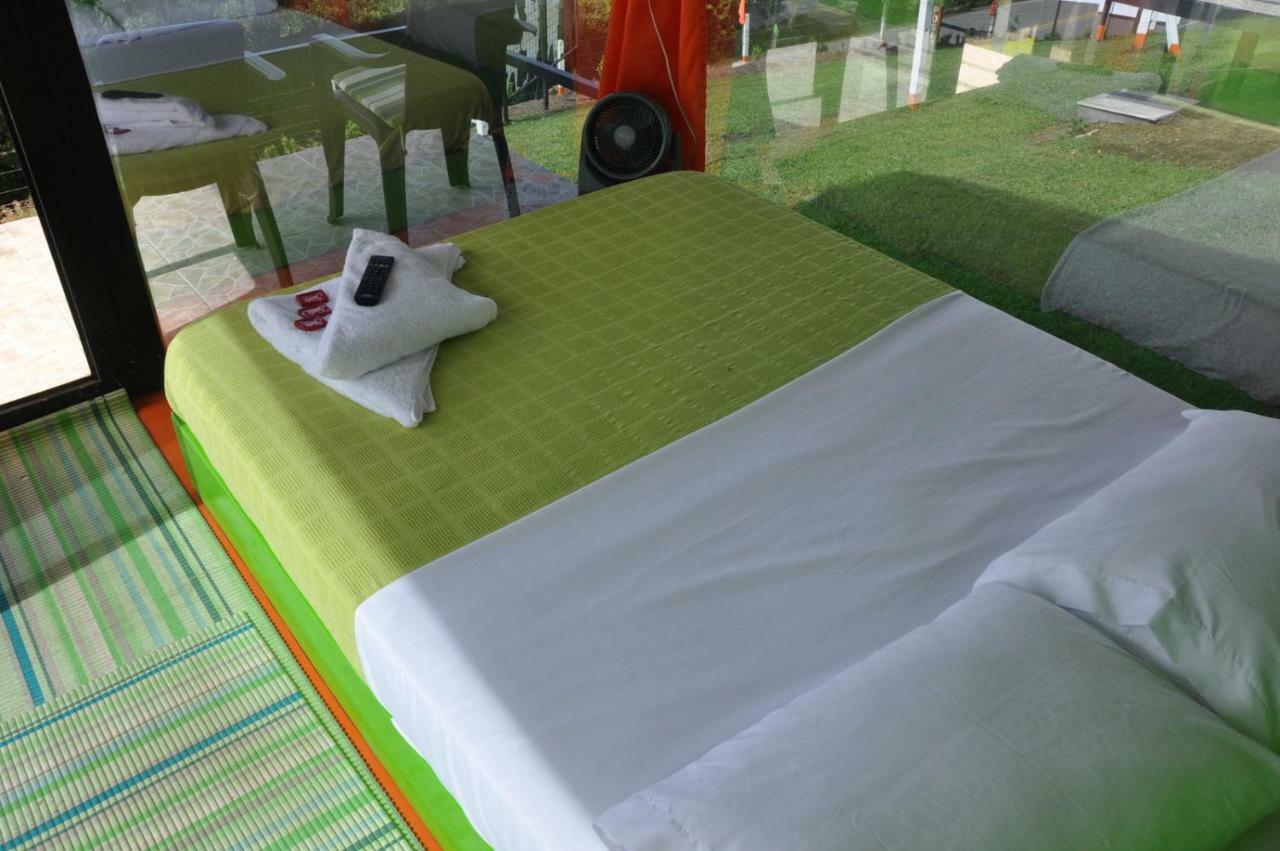 Hotel Glamping - Calochorno à Alcalá Extérieur photo