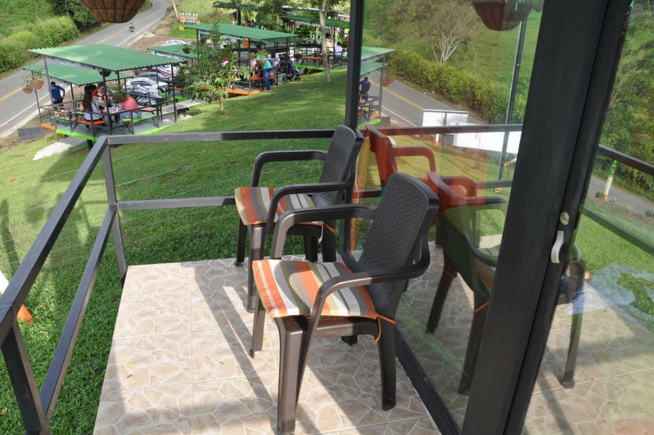 Hotel Glamping - Calochorno à Alcalá Extérieur photo